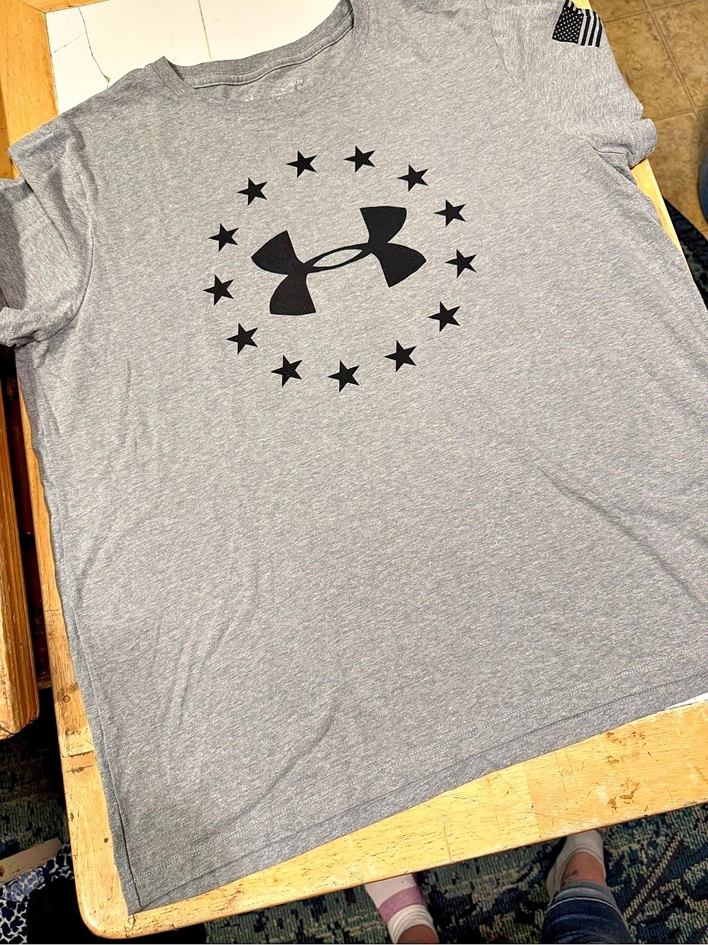 Under Armour Short Sleeve Graphic Tee in Gray Size XL (18)